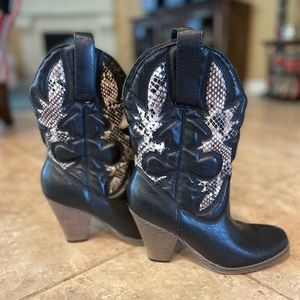 Women’s cowboy boots. Gently used. 3-4 inch heel. Snakeskin inlay. Size 8.5.